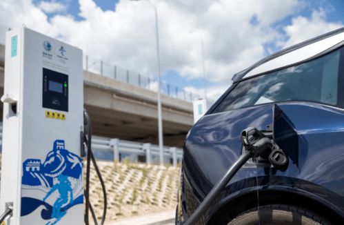 合作│與國(guó)電戰(zhàn)略合作 寶馬今年底將為車主提供超過27萬(wàn)根充電樁
